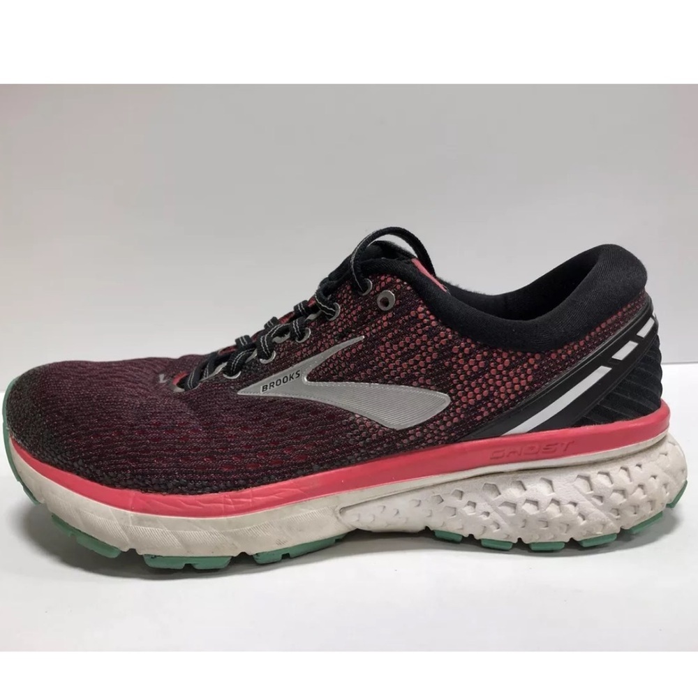 Brooks Women’s Ghost 11, Black/Pink Running Shoes, Size 8 Wide.